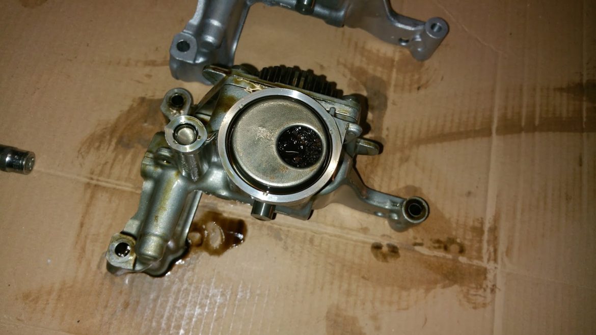 Engine oil pump removal vacuum